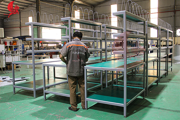 Bàn thao tác sản xuất được ứng dụng trong nhà máy